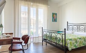 Camera Matrimoniale con bagno privato-struttura condivisa con Host-CASA ENEA